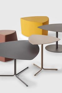 Kensho Tables, Couchtisch aus farbigem Stahl, dreieckige Form