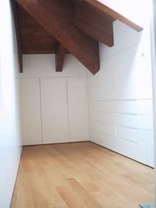 Wandschrank fr Unterdachzimmer 04, Kleiderschrank in wei lackiertem Holz, individuell fr Dachboden