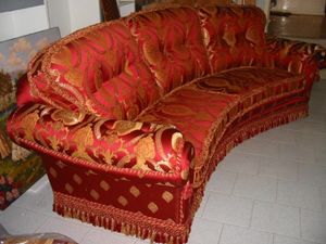 Art.109, Klassisches Sofa mit geschwungenem Design