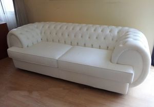 Gioconda Sofa, Kapitoniertes Sofa aus weiem Leder